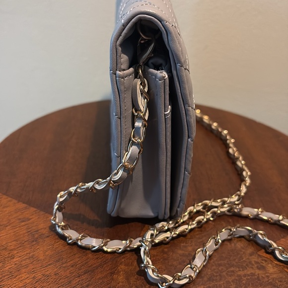 Bebe   Crossbody bag  quilted front and back  vegan leather  gray/ gold tone EUC - Picture 5 of 16